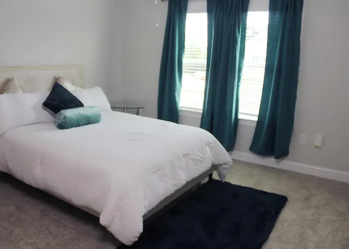 Quiet And Luxury Apartment - 10 Minutes From Ecu